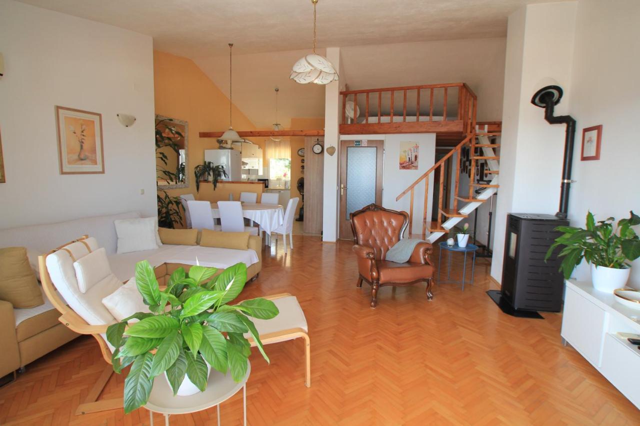 Apartment Gallery Kaštela Exteriör bild